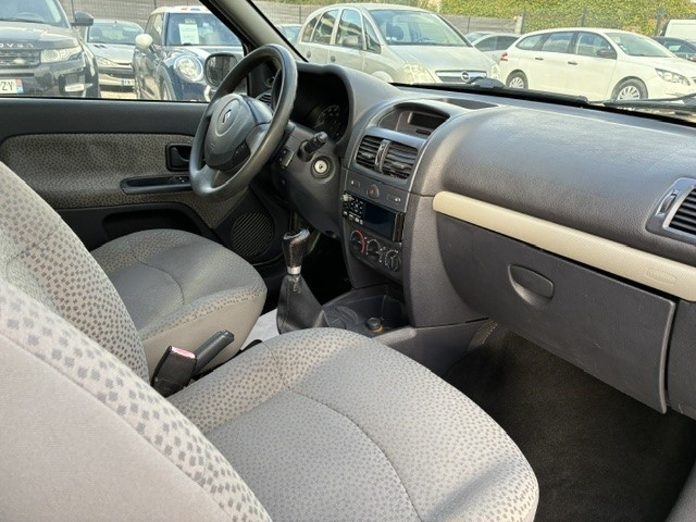 Clio II 1.5 DCI 65CH CAMPUS CLIM DISTRIBUTION NEUVE 2006 occasion 30360 V&eacute;z&eacute;nobres