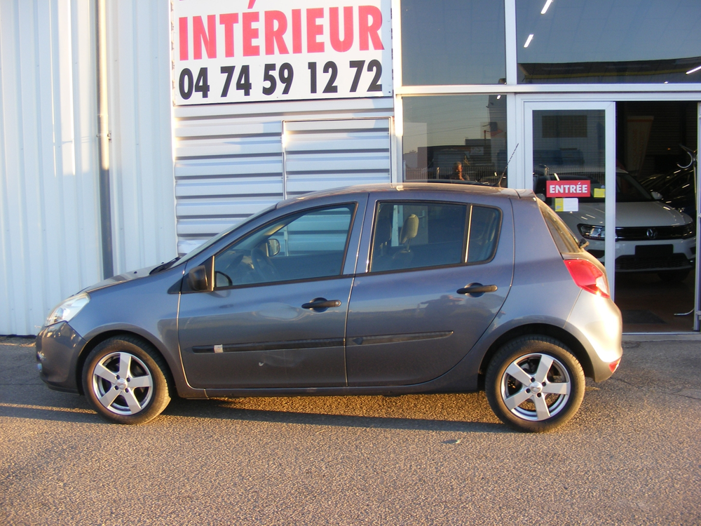 Clio III III 1.2 16V 75CH EXPRESSION 5P 2009 occasion 38150 Salaise-sur-Sanne