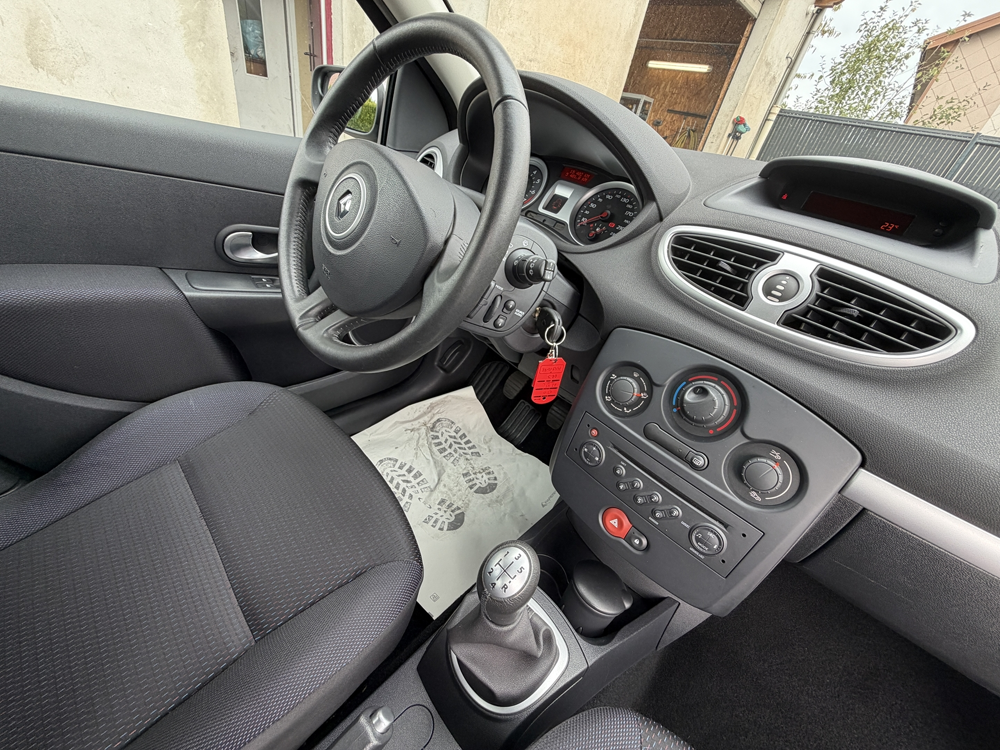 Clio III 1.2 16V 75CH PACK AUTHENTIQUE 5P SEULEMENT 15460 KM !!! 2006 occasion 88200 Saint-Nabord