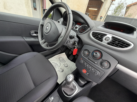 Clio III 1.2 16V 75CH PACK AUTHENTIQUE 5P SEULEMENT 15460 KM !!! 2006 occasion 88200 Saint-Nabord