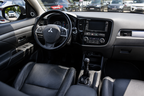 Outlander 2.2 DI-D CLEARTEC INSTYLE 4WD 7Places 2013 occasion 34740 Vendargues