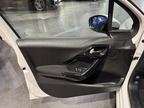 208 ESSENCE 82CH ACTIVE 5P PLB AUTO 2015 occasion 12000 RODEZ