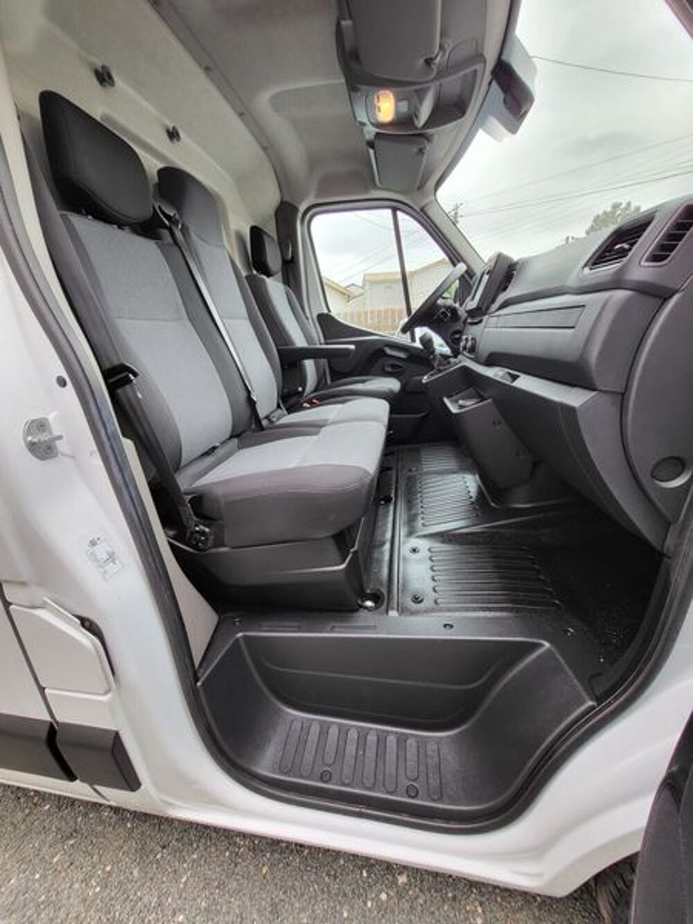 Master F3500 L2H2 2.3 BLUE DCI 135CH CONFORT EURO6E PORTE VITRE CHE 2023 occasion 33700 M&eacute;rignac