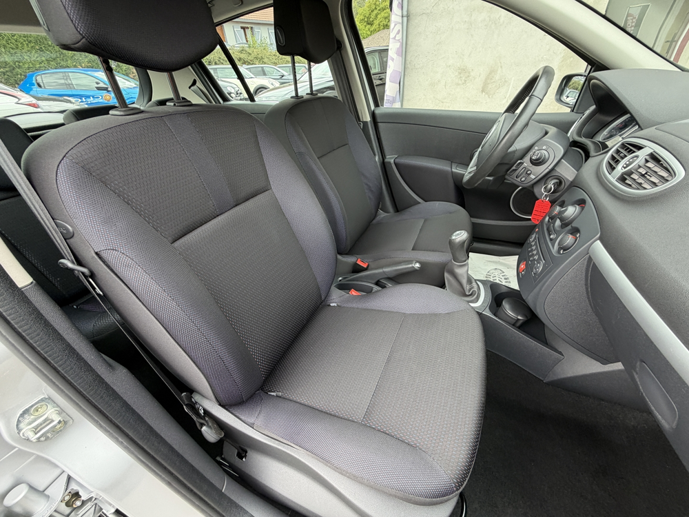 Clio III 1.2 16V 75CH PACK AUTHENTIQUE 5P SEULEMENT 15460 KM !!! 2006 occasion 88200 Saint-Nabord