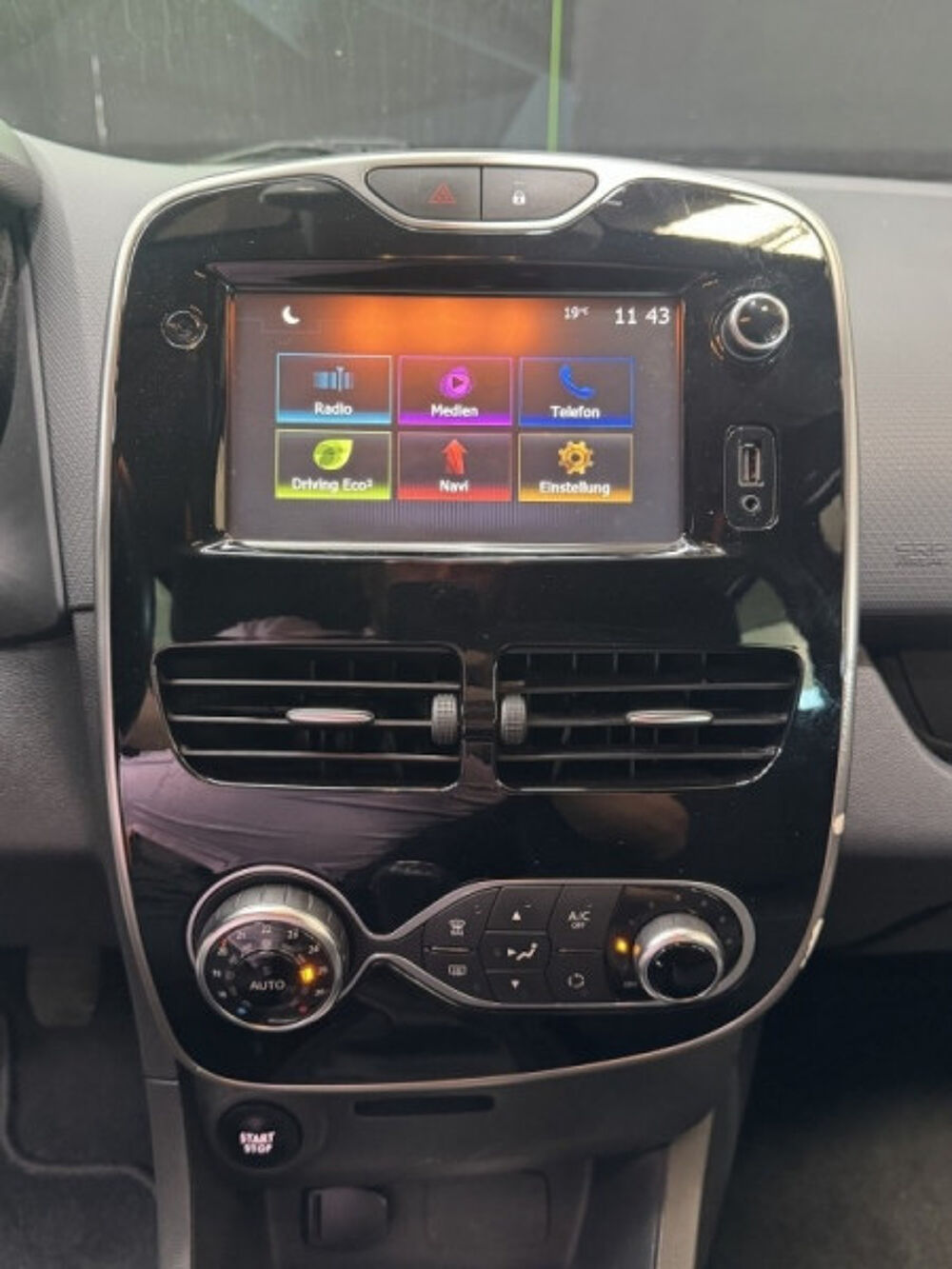 Clio IV 0.9 TCE 90CH ENERGY ICONIC EURO6 2015 2016 occasion 57185 CLOUANGE