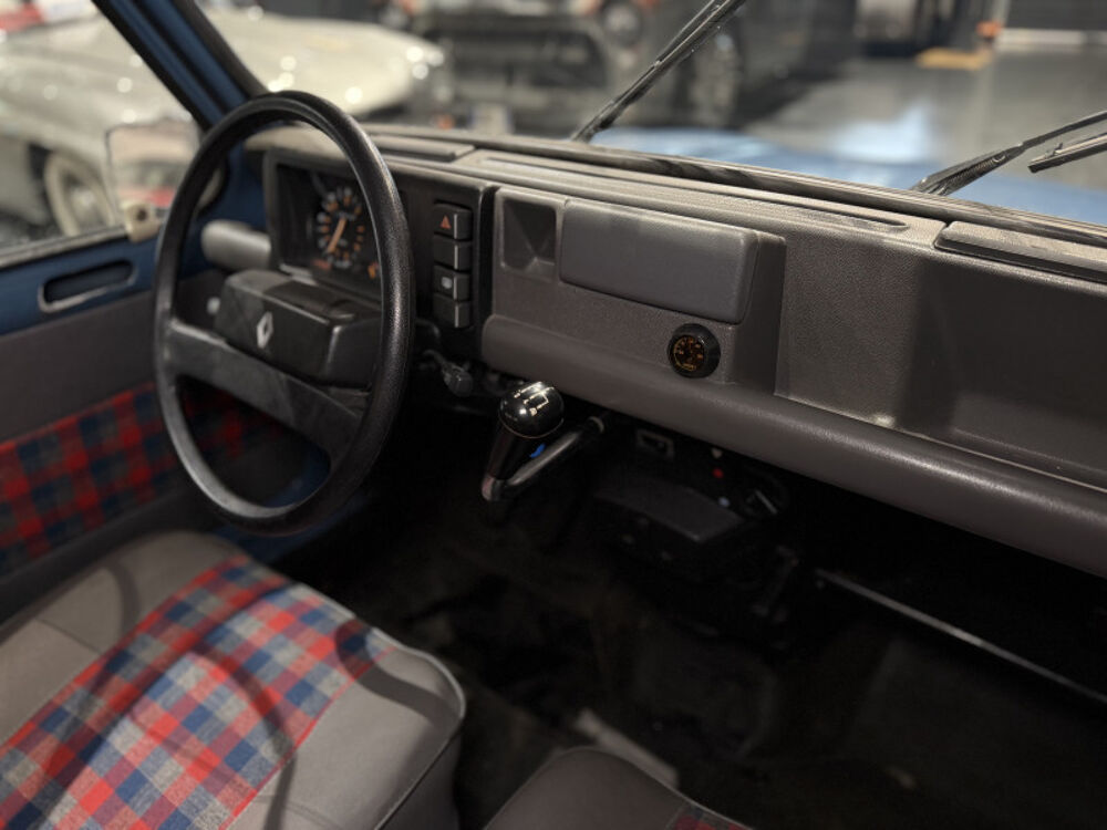 R4 112302 A 1985 occasion 63170 Aubi&egrave;re