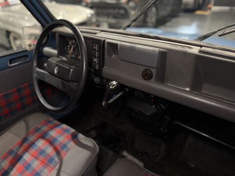 R4 112302 A 1985 occasion 63170 Aubi&egrave;re