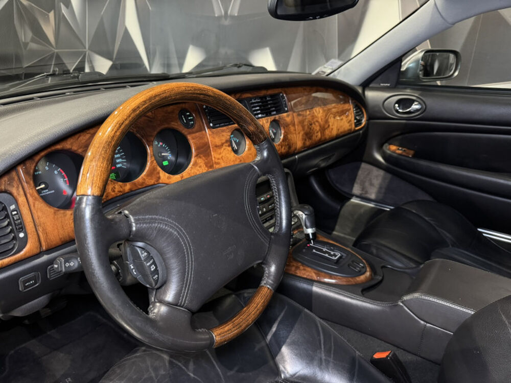 XK R 4.0 SURALIMENTE COUPE BA 1999 occasion 63170 Aubi&egrave;re