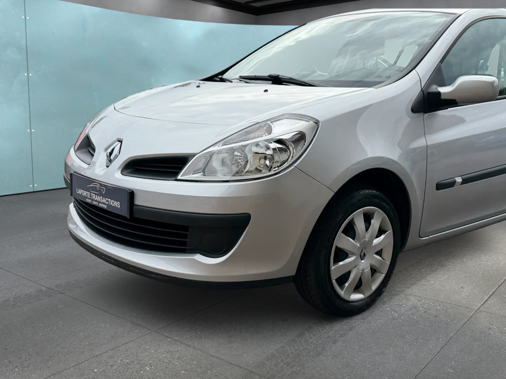 Clio III 1.2 16V 75CH PACK AUTHENTIQUE 5P SEULEMENT 15460 KM !!! 2006 occasion 88200 Saint-Nabord
