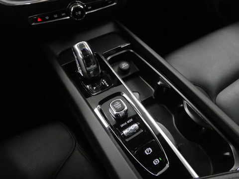 XC60 T8 TWIN ENGINE 303 + 87CH MOMENTUM GEARTRONIC 2019 occasion 77100 Nanteuil-l&egrave;s-Meaux