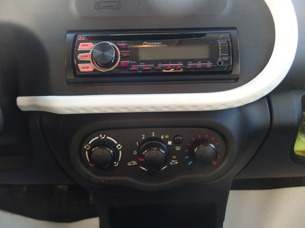 Twingo III 1.0 SCE 70CH LIFE 2015 occasion 10600 Savi&egrave;res