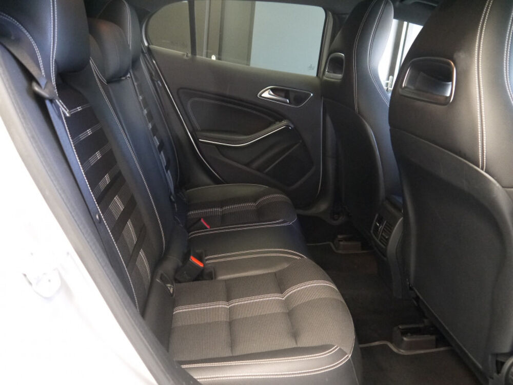 Classe GLA 200 D SENSATION 7G-DCT / DISTRIBUTION A CHAINE 2017 occasion 38260 La C&ocirc;te-Saint-Andr&eacute;