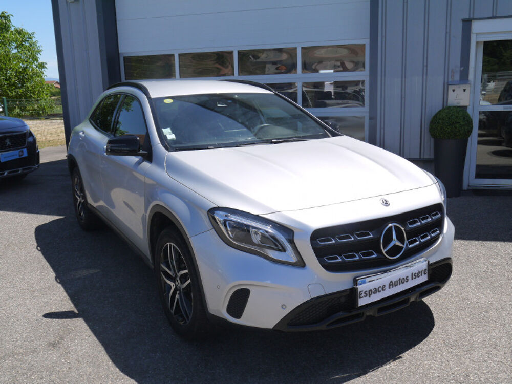 Classe GLA 200 D SENSATION 7G-DCT / DISTRIBUTION A CHAINE 2017 occasion 38260 La C&ocirc;te-Saint-Andr&eacute;