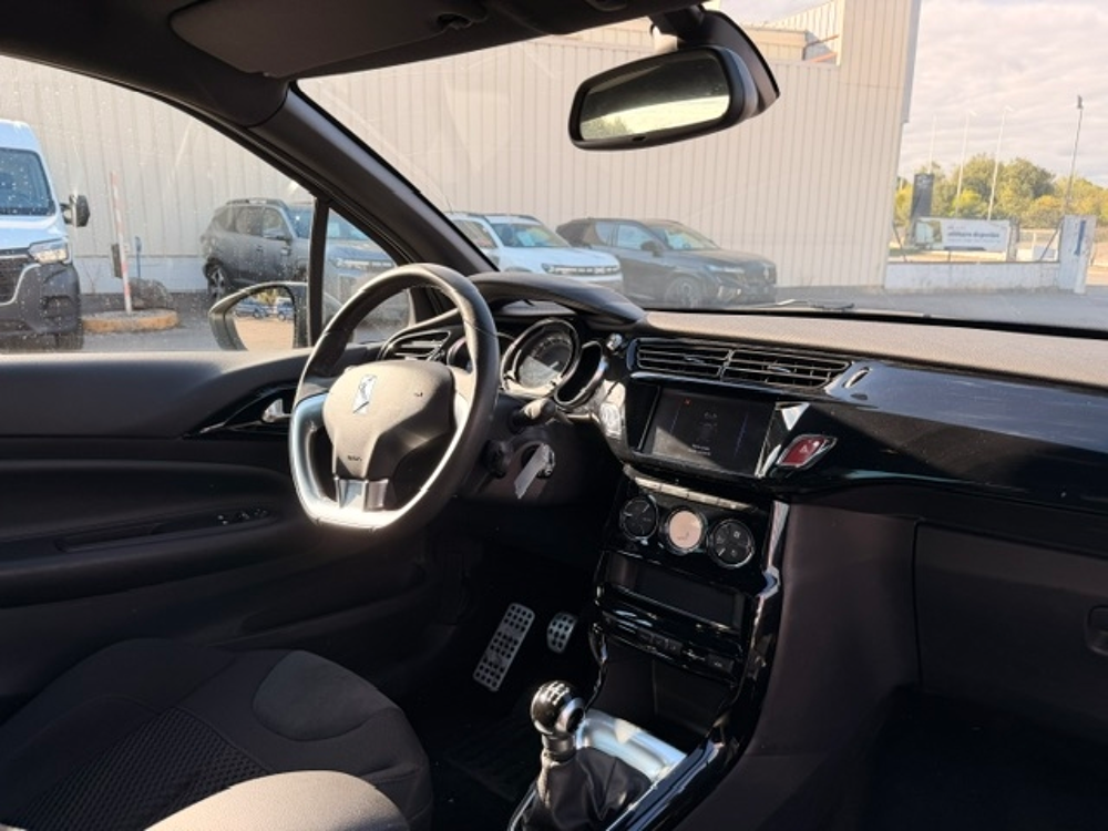 DS3 PURETECH 82CH SO CHIC DISTRIBUTION NEUVE 2015 occasion 16400 Puymoyen