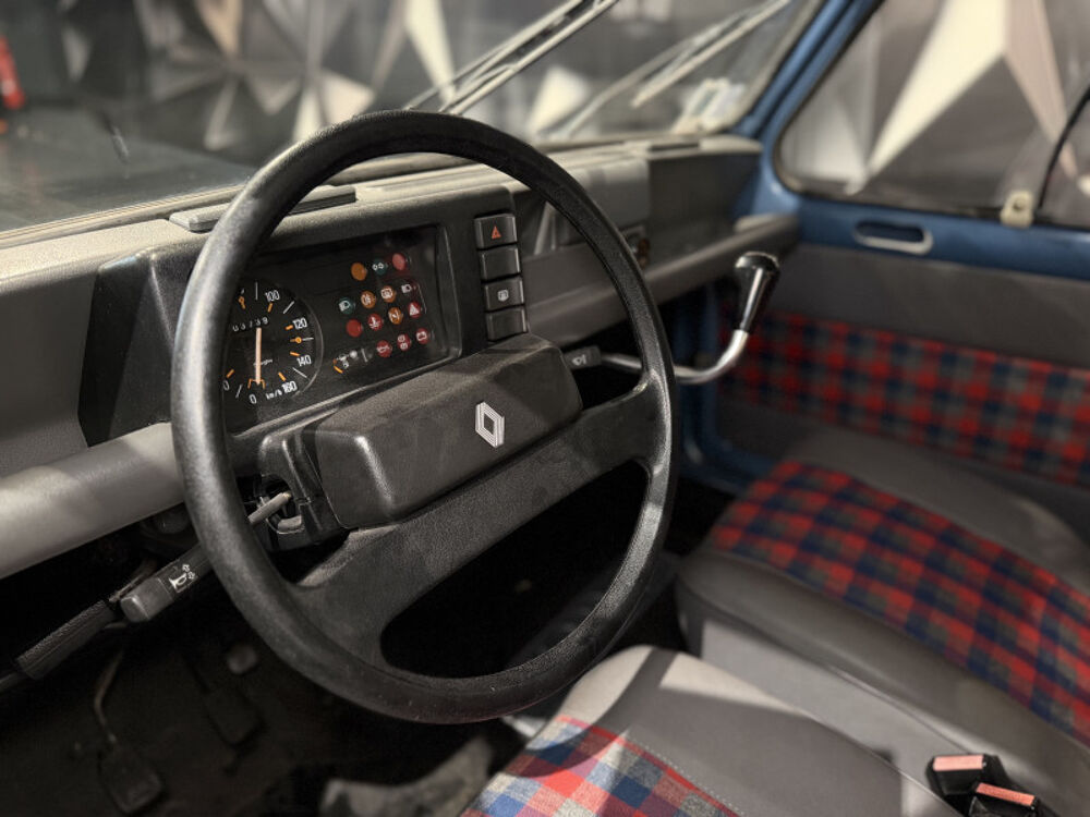 R4 112302 A 1985 occasion 63170 Aubi&egrave;re