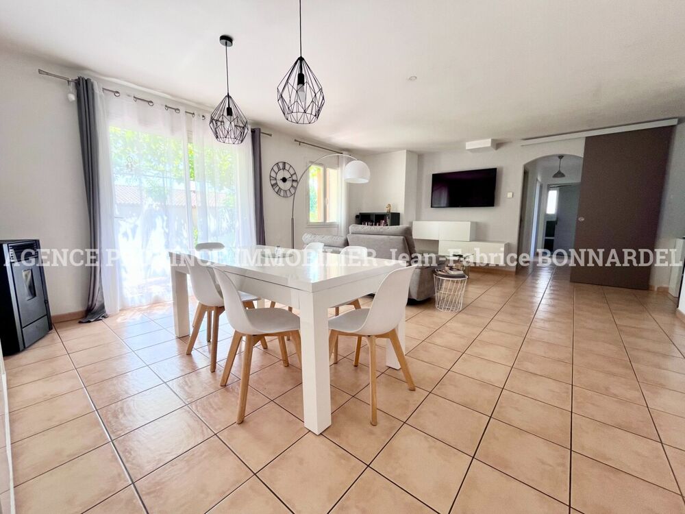 Située à proximité immédiate du village, cette villa de ....