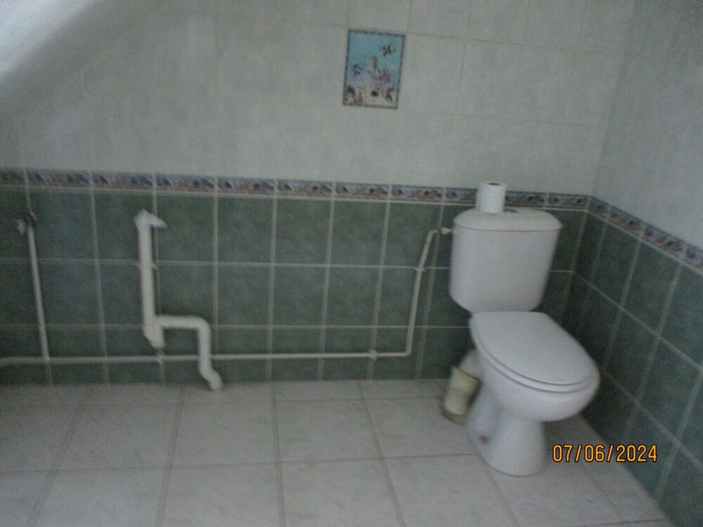 Séjour avec coin cuisine ,une chambre ,salle de bains av....