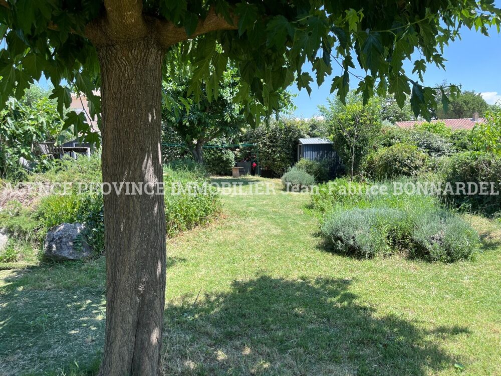 Située à proximité immédiate du village, cette villa de ....