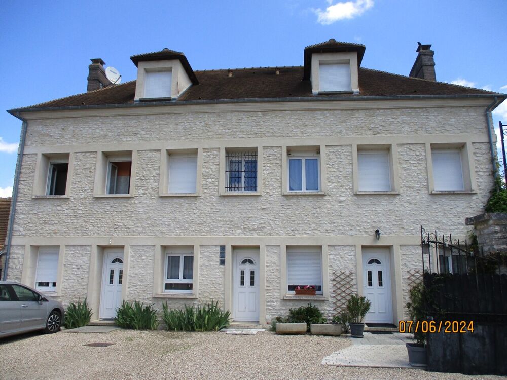 Séjour avec coin cuisine ,une chambre ,salle de bains av....