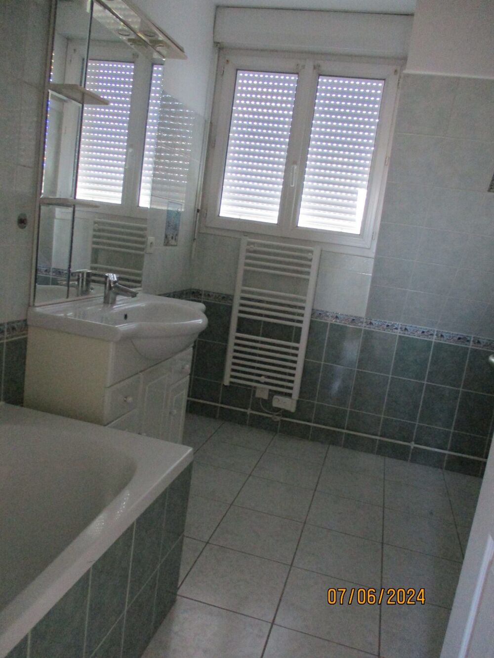 Séjour avec coin cuisine ,une chambre ,salle de bains av....