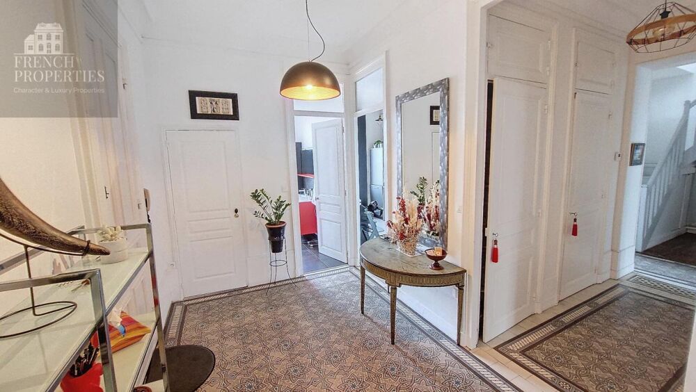 Appartement duplex style haussmannien T5 de 137.05M2 + 2 caves et terrasse et balcons- Bld Clémenceau 5 pièce(s) 135.79 m2