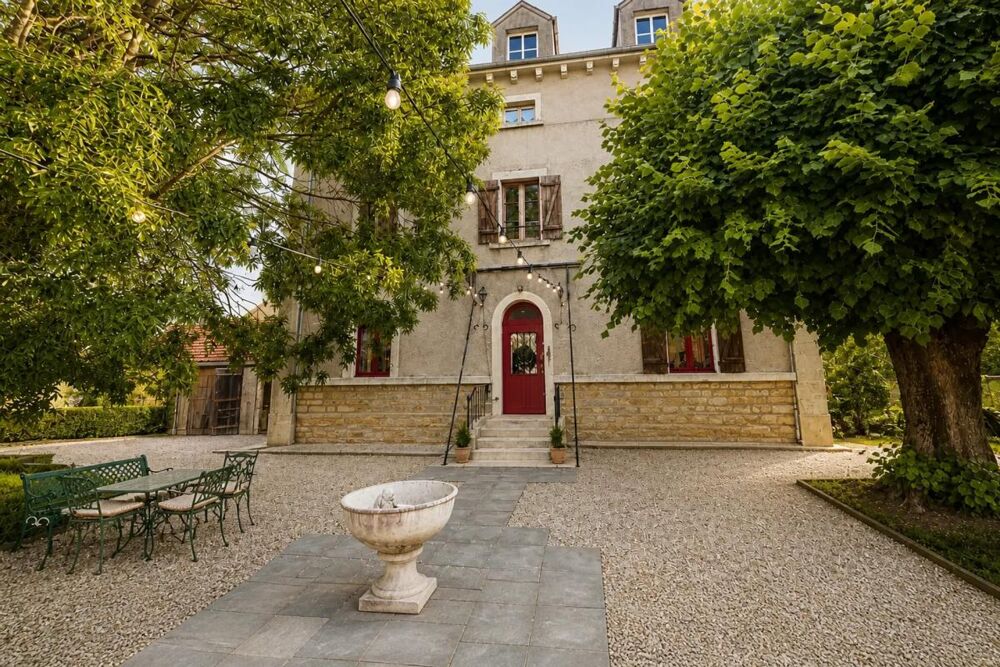 Demeure familiale de caractère de 296 m² avec 8 chambres, garage