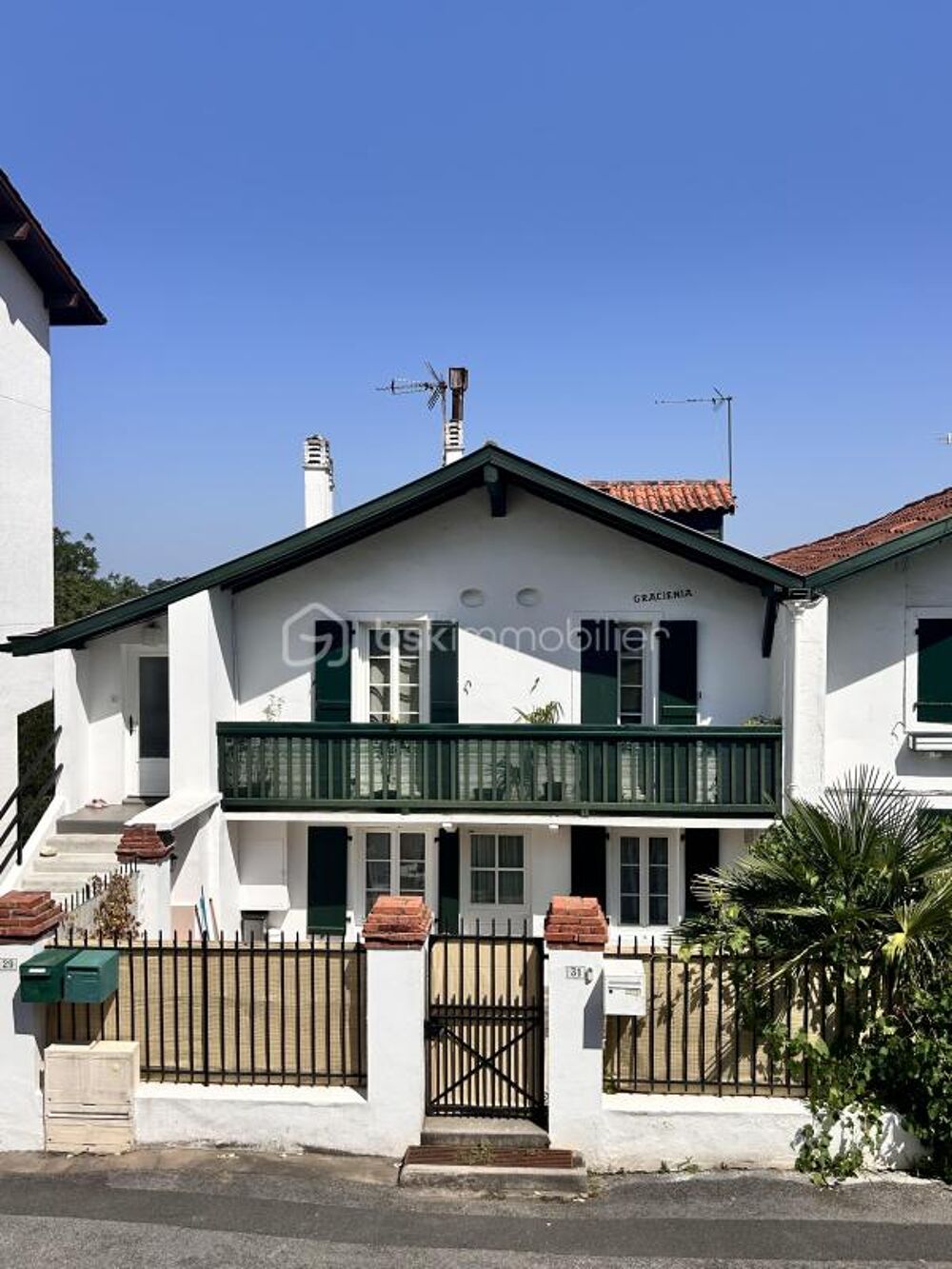 Appartement T3 rénové avec jardin privatif, grand balcon et vue nature au centre de Cambo-les-Bains