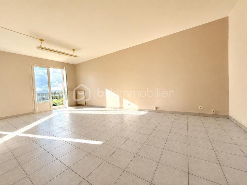 Vente Appartement SOUS OFFRE à CHASSIEU HYPER-CENTRE - grand T2 avec une magnifique et spacieuse terrasse et une vue dégagée ! Chassieu