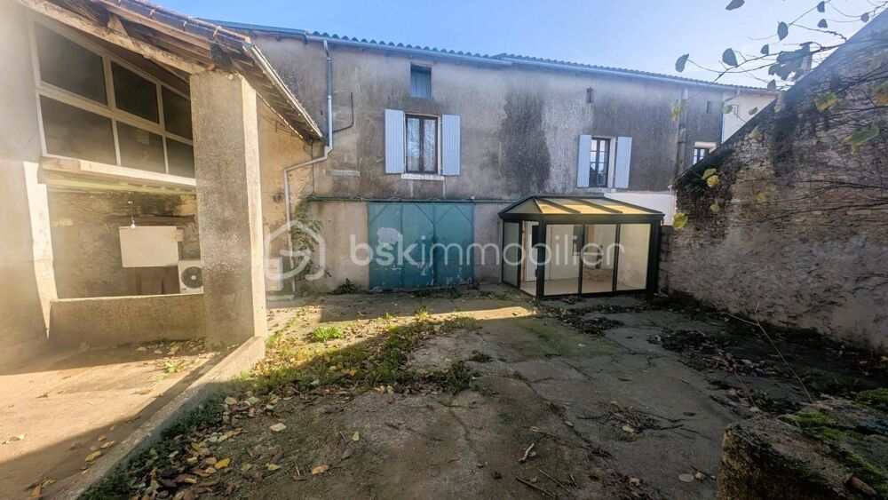 Maison de bourg avec dépendances, idéale pour une famille ou un indépendant à Fenioux (79160)