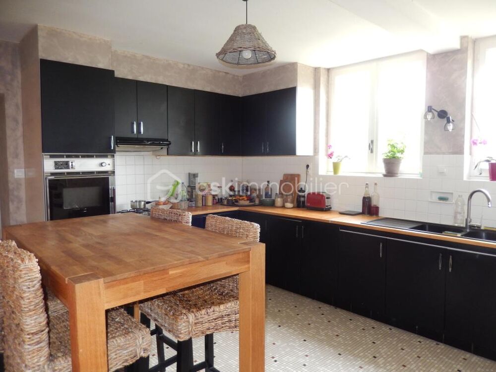 2 maisons d'habitation, dépendances, 1ha de terrain