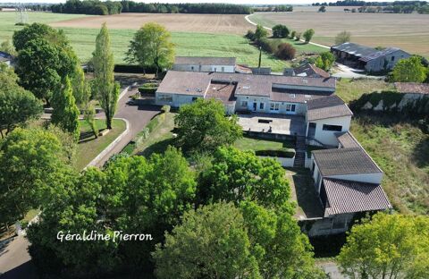   domaine de 2 maisons avec possibilité d'une 3éme sur grand terrain 6500m² à MORAGNE (17) Maison - 11 pièce(s) - 502 m²