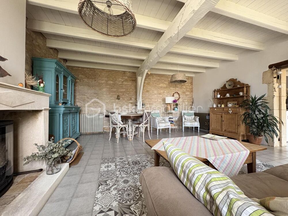 Maison en pierre rénovée avec grand garage camping-car, terrasse et prestations rares  Meursac