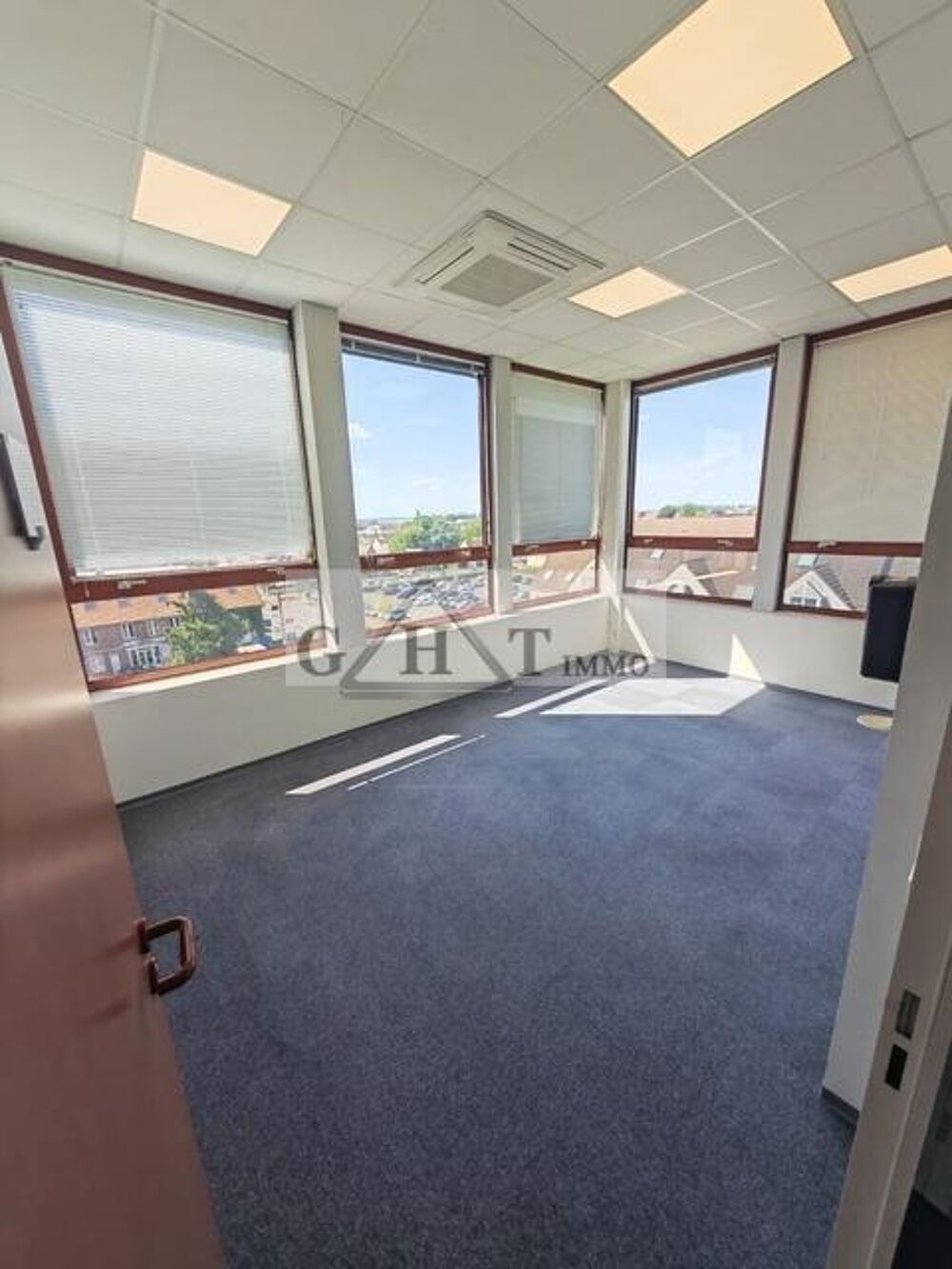   BUREAU DE 103 m² A LA LOCATION A LE PLESSIS-BELLEVILLE ; 