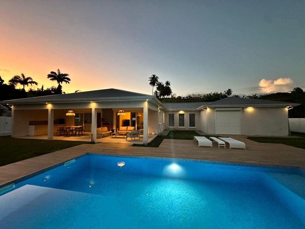 VUE MER ELOIGNEE ET MONTAGNE Superbe Villa neuve avec piscine à PEIT-BOURG