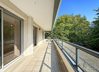 Vente Appartement Appartement Clermont-ferrand 3 pièce(s) 84 m2 - Grande terrasse au calme et sans vis à visb Clermont ferrand