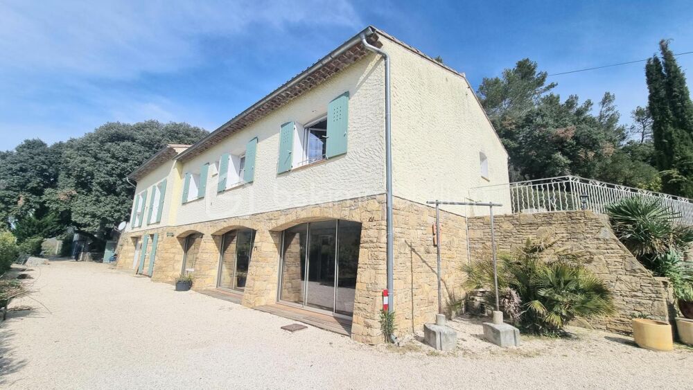SIGNES - PROPRIETE DOUBLE HABITATION - PARCELLE DE 2 HECTARES - PISCINE - GARAGES