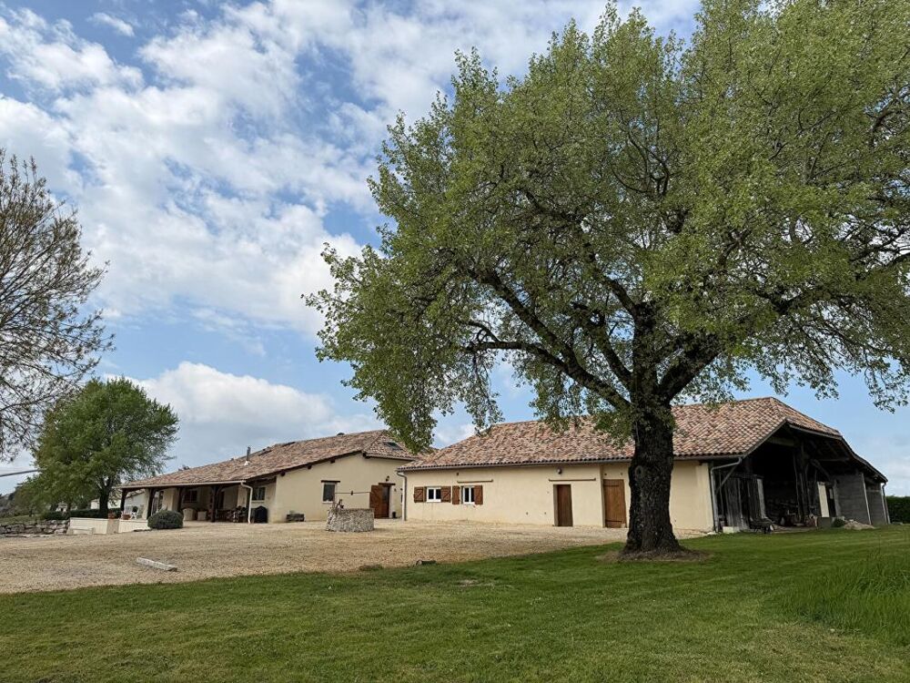 Superbe ferme rénovée avec soin avec piscine, grande grange et vues imprenables