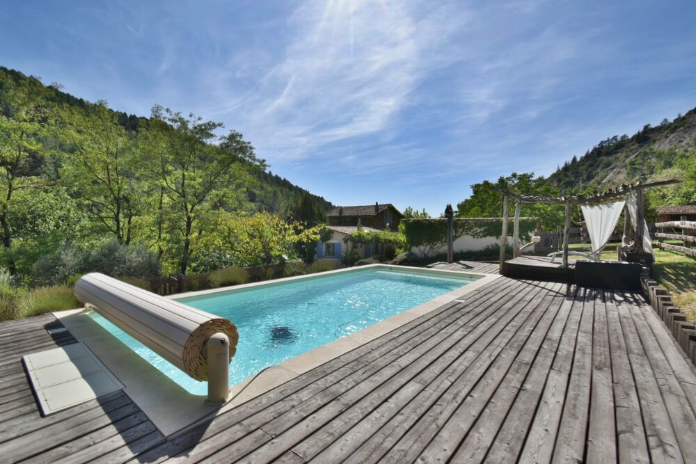 VOLONNE  PROPRIÉTÉ DEXCEPTION 3,5 HA  3 HABITATIONS  PISCINE CHAUFFÉE  VUE MONTAGNES