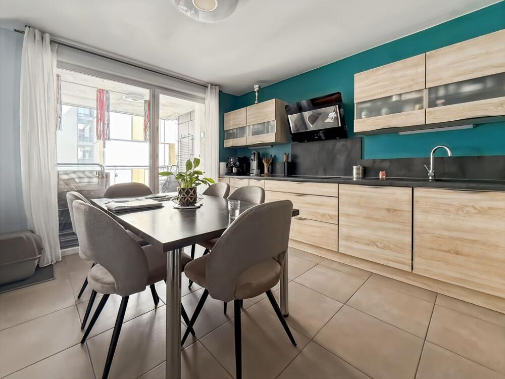 T4 récent avec balcon  Proche métro Mermoz