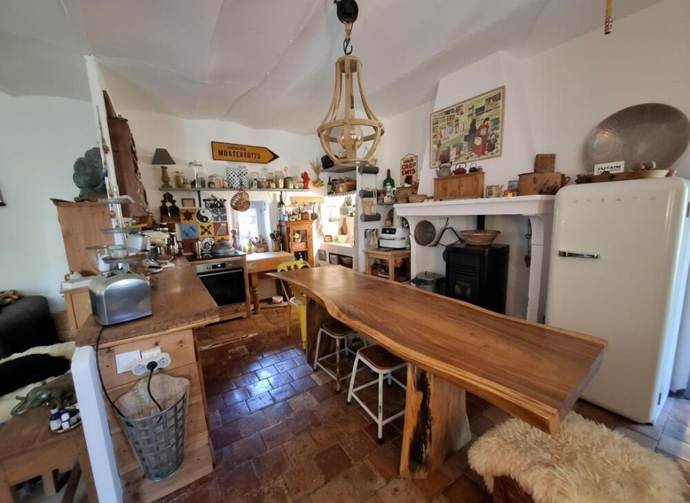 Charme, authenticité et potentiel pour cette belle maison de 90 m² + 50 m² de remise sur un terrain 690 m² constructible dans sa