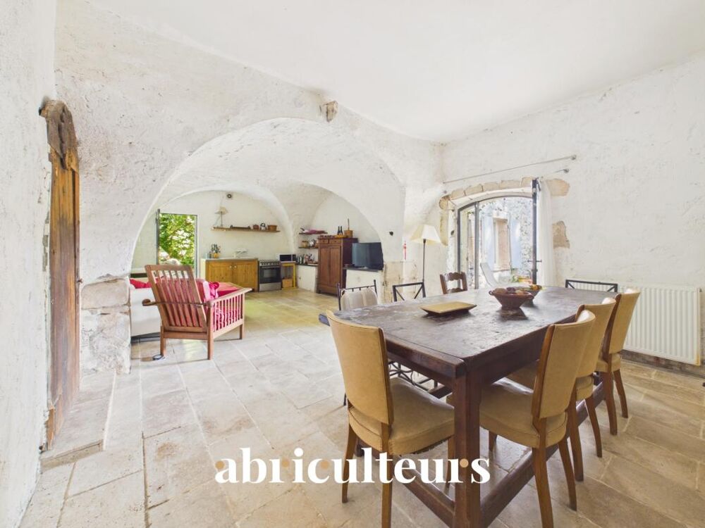 PNR des Alpilles  Mas provençal de 310 m² avec piscine et parc arboré de 7 880 m²