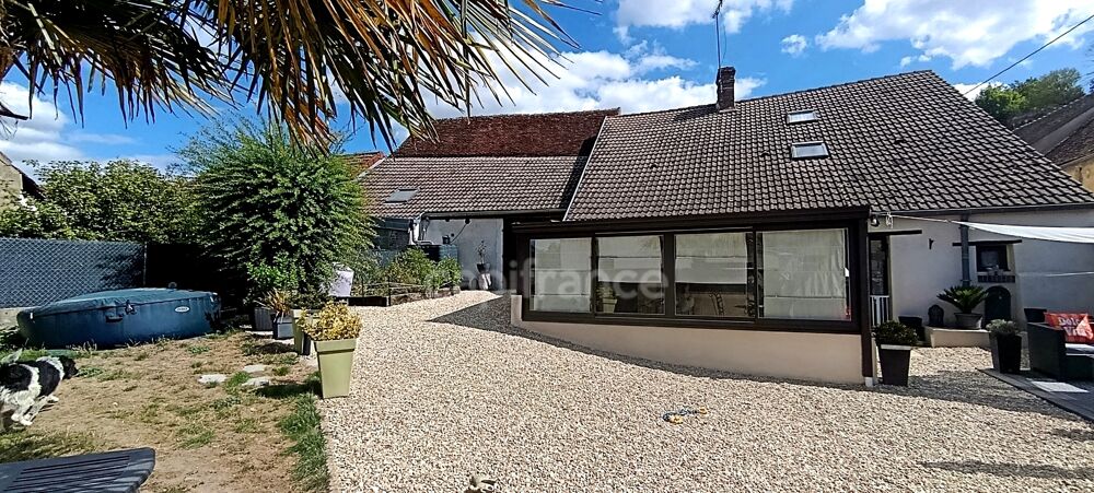 Vente Maison Virginie Masson – Capifrance vous propose cette maison en pierre de 92 m² pleine de charme, située à Seignelay, proche des comme Seignelay