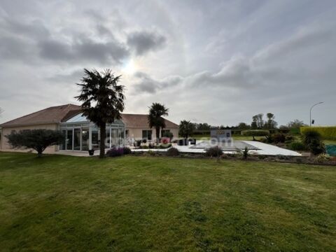   Coup de c�ur assur� pour cette maison moderne en forme de boomerang avec piscine et prestations de qualit� ! Maison - 4 pi�ce(s) - 158 m�