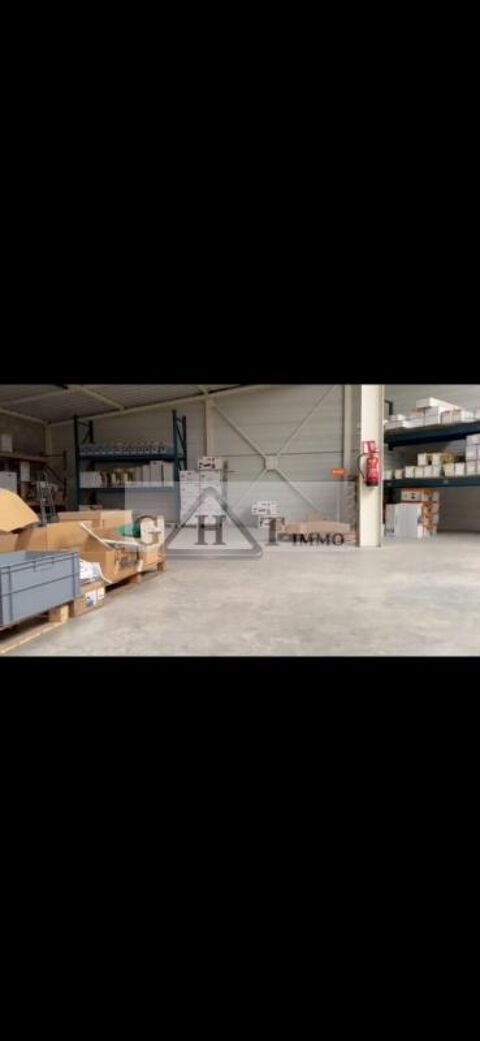   1000 m² ENTREPOT BUREAUX EN ZONE COMMERCIALE 