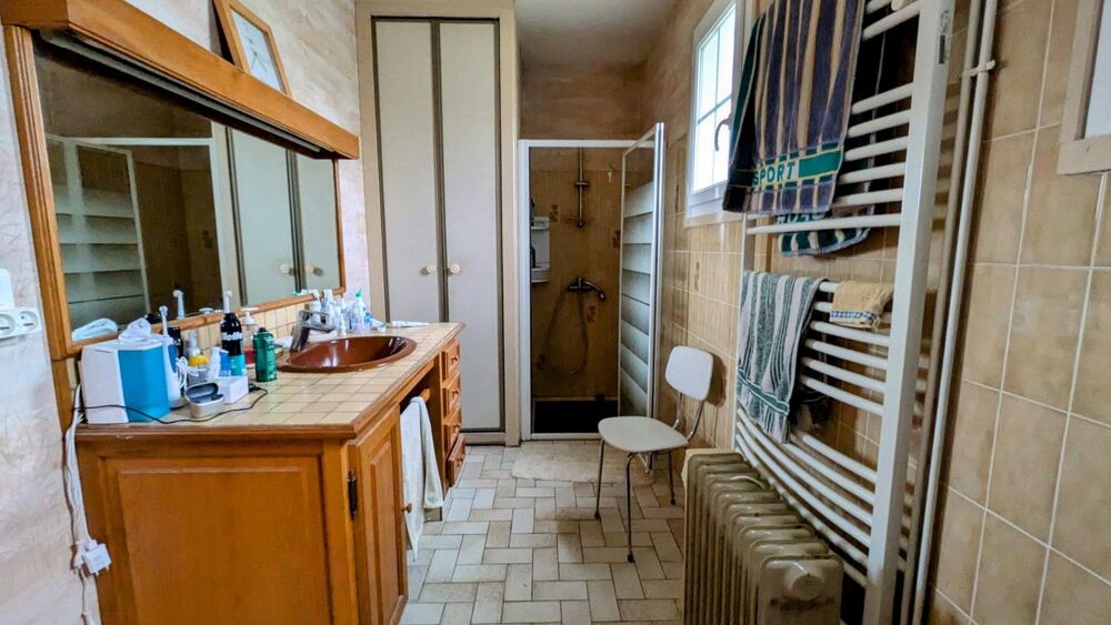 Vente Maison Maison à Vendre de 238 M²  avec garage, bureau, atelier et local (+430 m²) Montguyon
