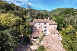  Maison à vendre 15 + pièces 525 m²