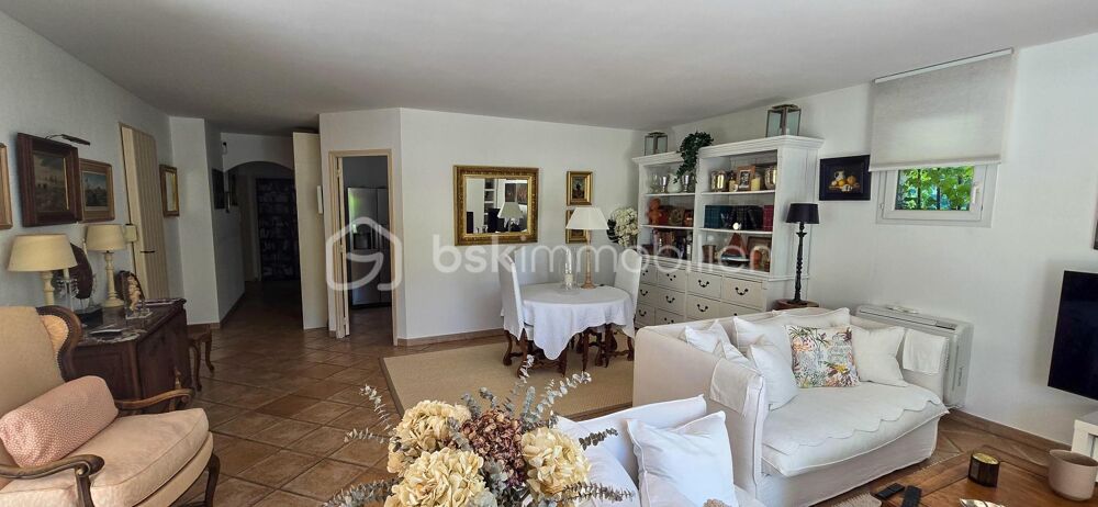 Villa de plain-pied avec piscine et grand terrain plat