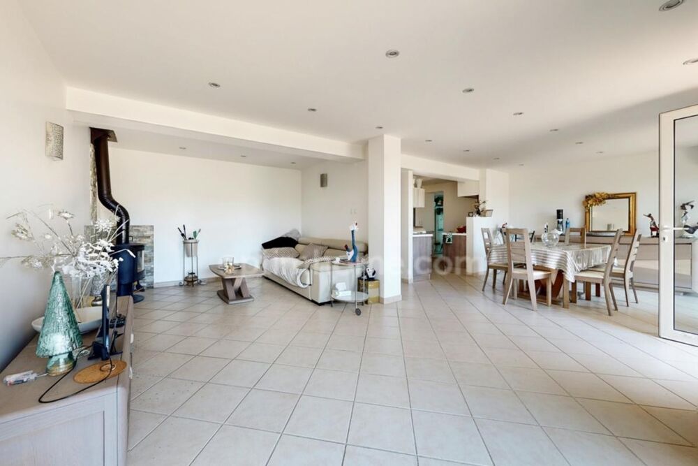 Vente Maison MARTIGUES (13) : à vendre Maison 4 chambres, 1 bureau, 2 appartements T3 et T4, garage sur terrain 859m² Martigues