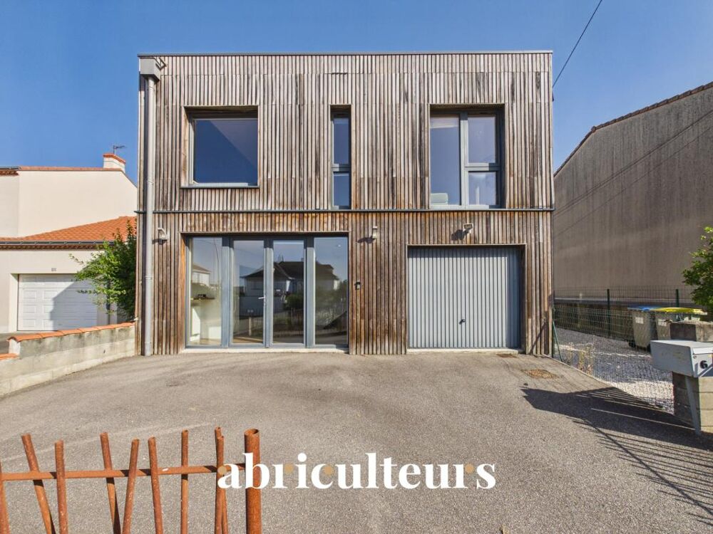 Vente Maison Grande maison familiale de 220M2 - 5 chambres - Jardin - Un garage/buanderie - Meubles et rangements sur-mesure - 2 places de pa Reze