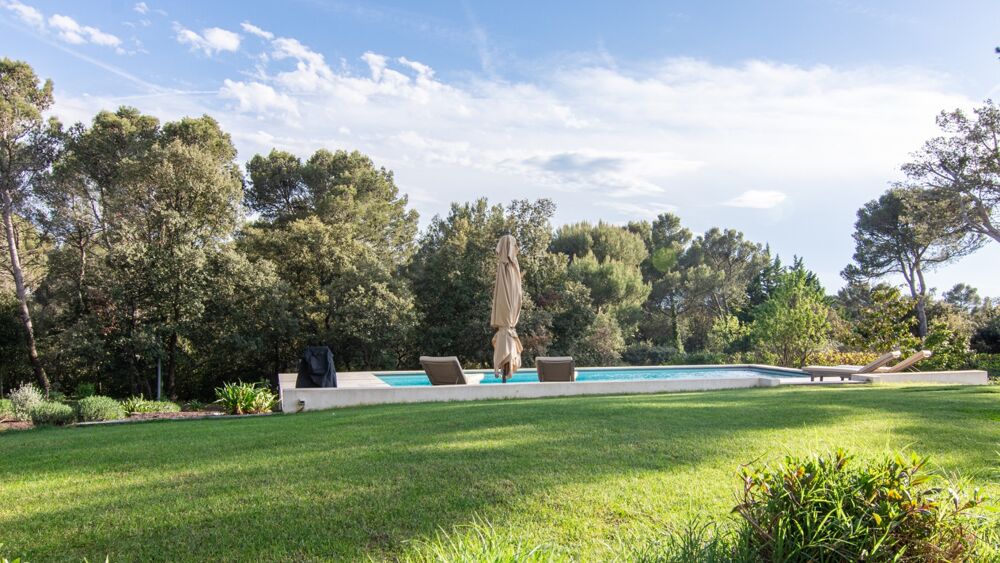 Saint-Marc-Jaumegarde  342 m² habitables, dont 265 m² de plain-pied, à 7,8 km du Cours Mirabeau